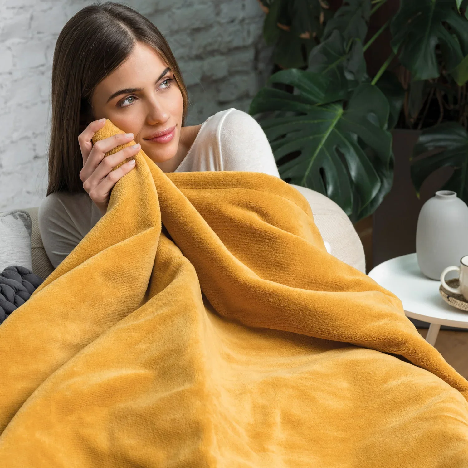 Snuggle Up Luxury Heated Throw Pink & Mustard Bundle - Image 4